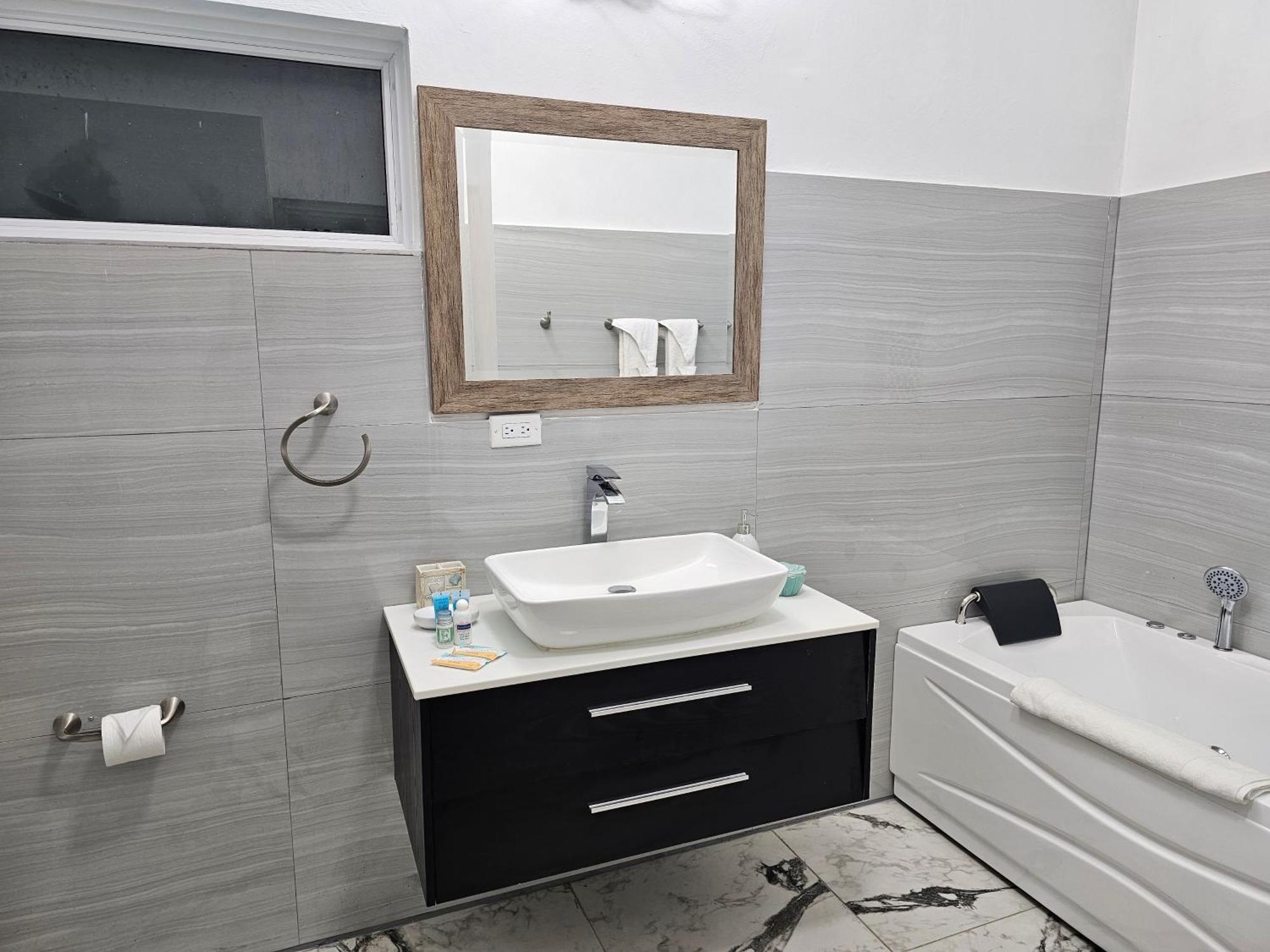 Roots Cafe Rooms Негрил Екстериор снимка