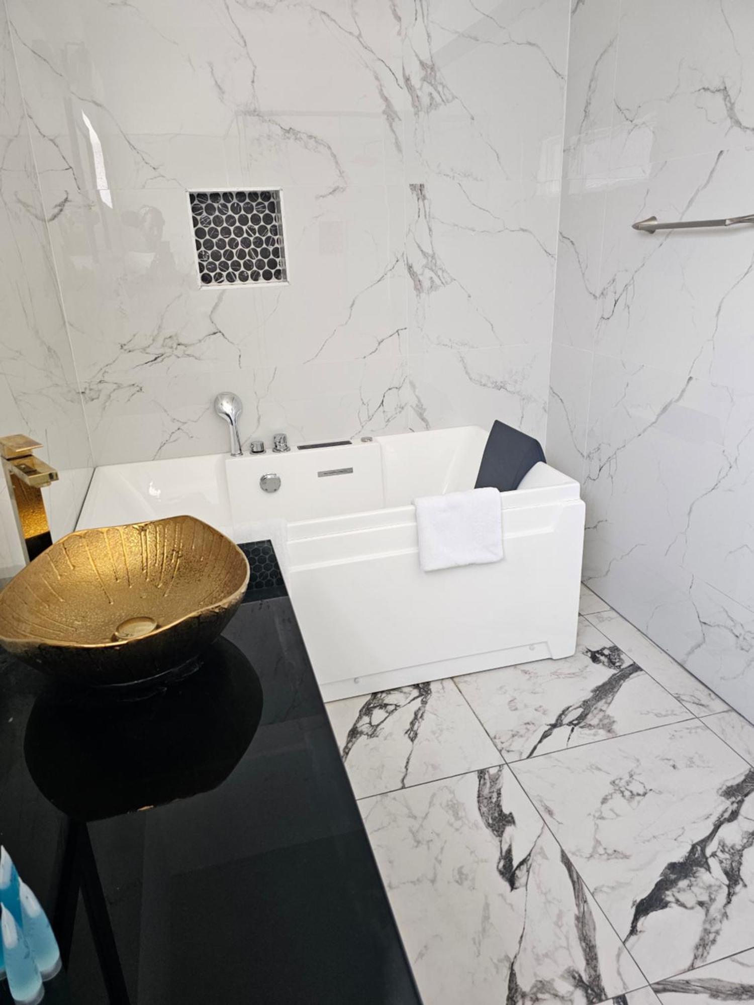 Roots Cafe Rooms Негрил Екстериор снимка