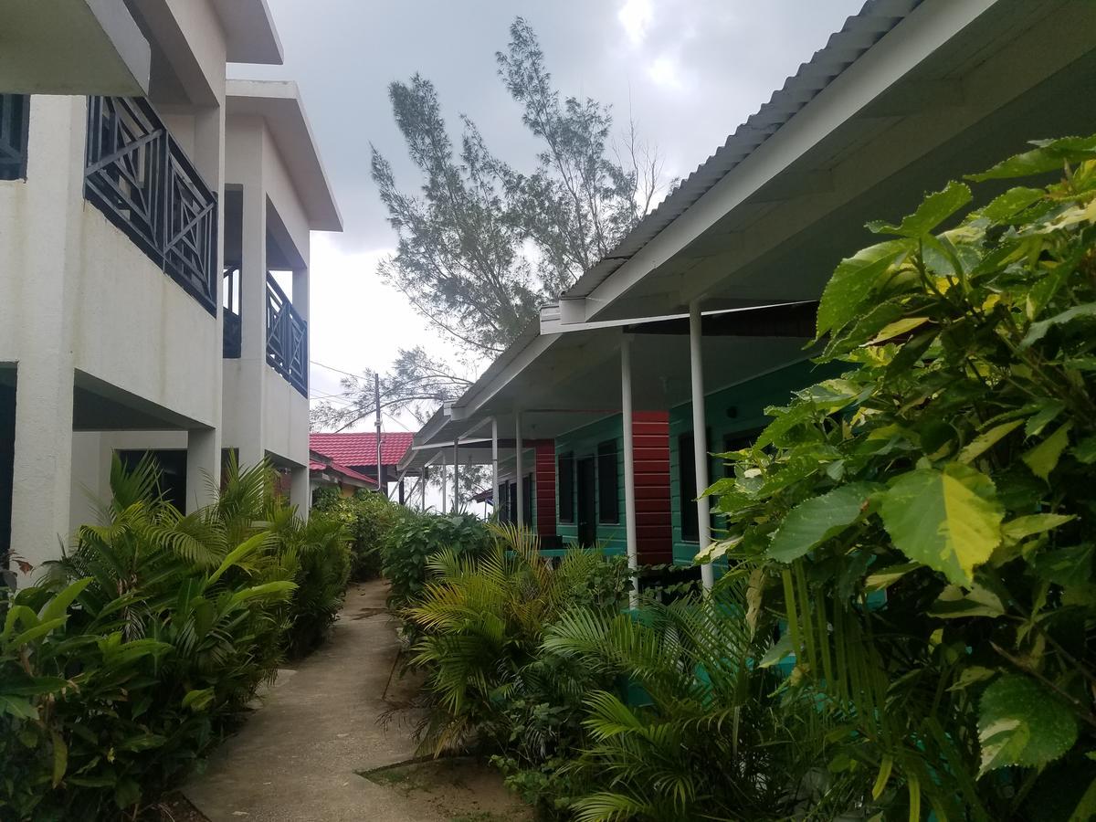 Roots Cafe Rooms Негрил Екстериор снимка