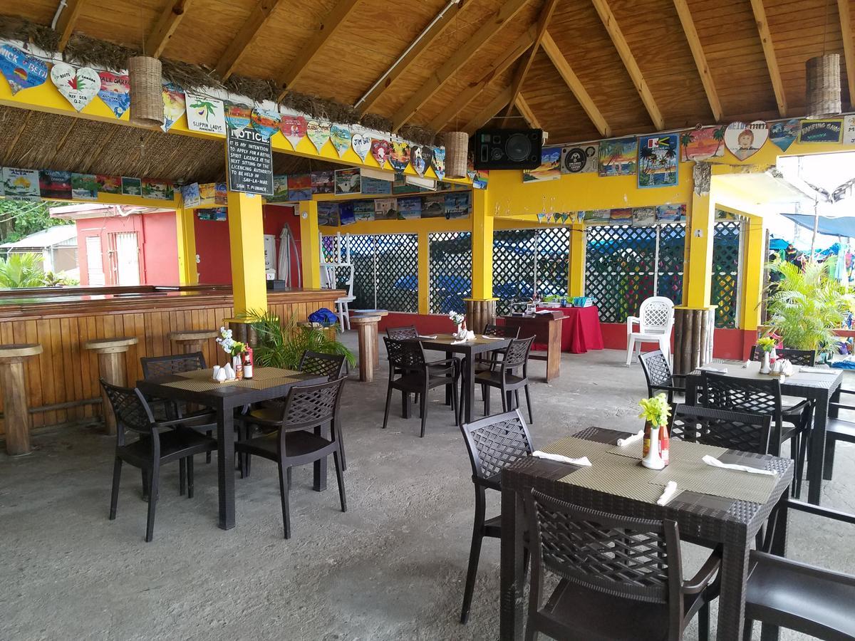 Roots Cafe Rooms Негрил Екстериор снимка
