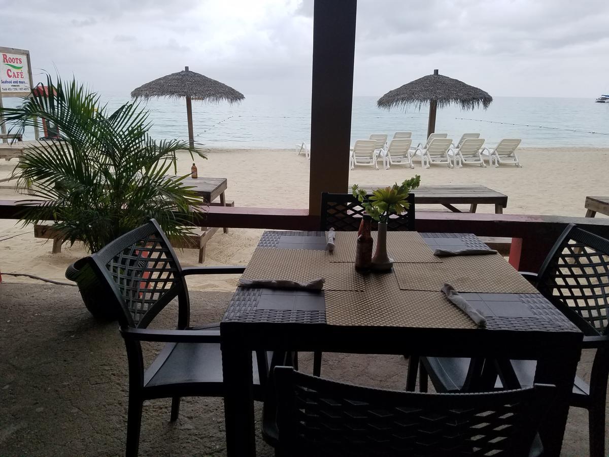 Roots Cafe Rooms Негрил Екстериор снимка